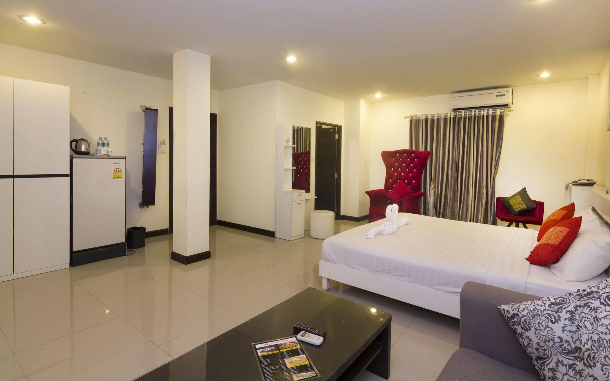 Royal Q & D Suites Pattaya Exterior foto