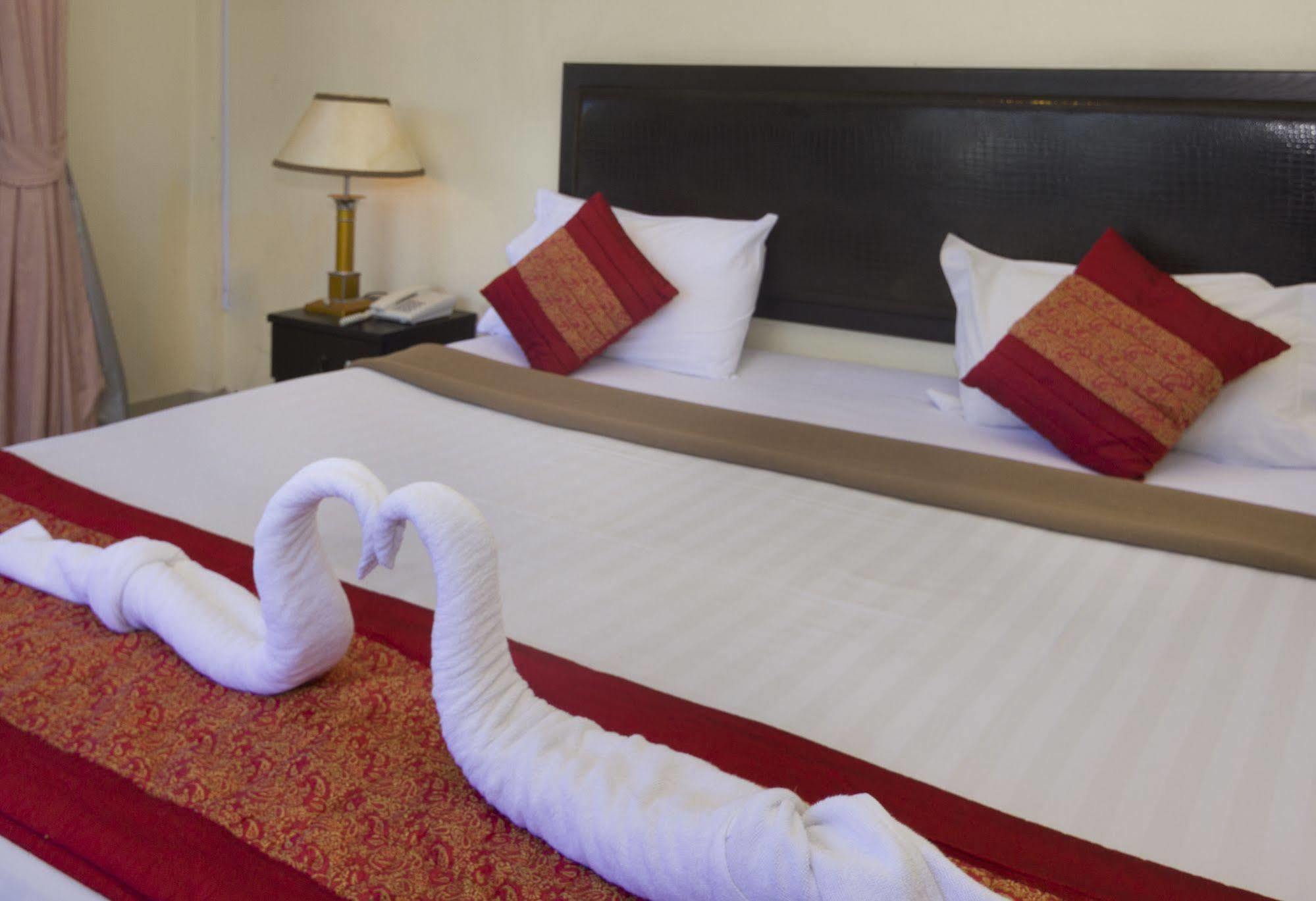 Royal Q & D Suites Pattaya Exterior foto
