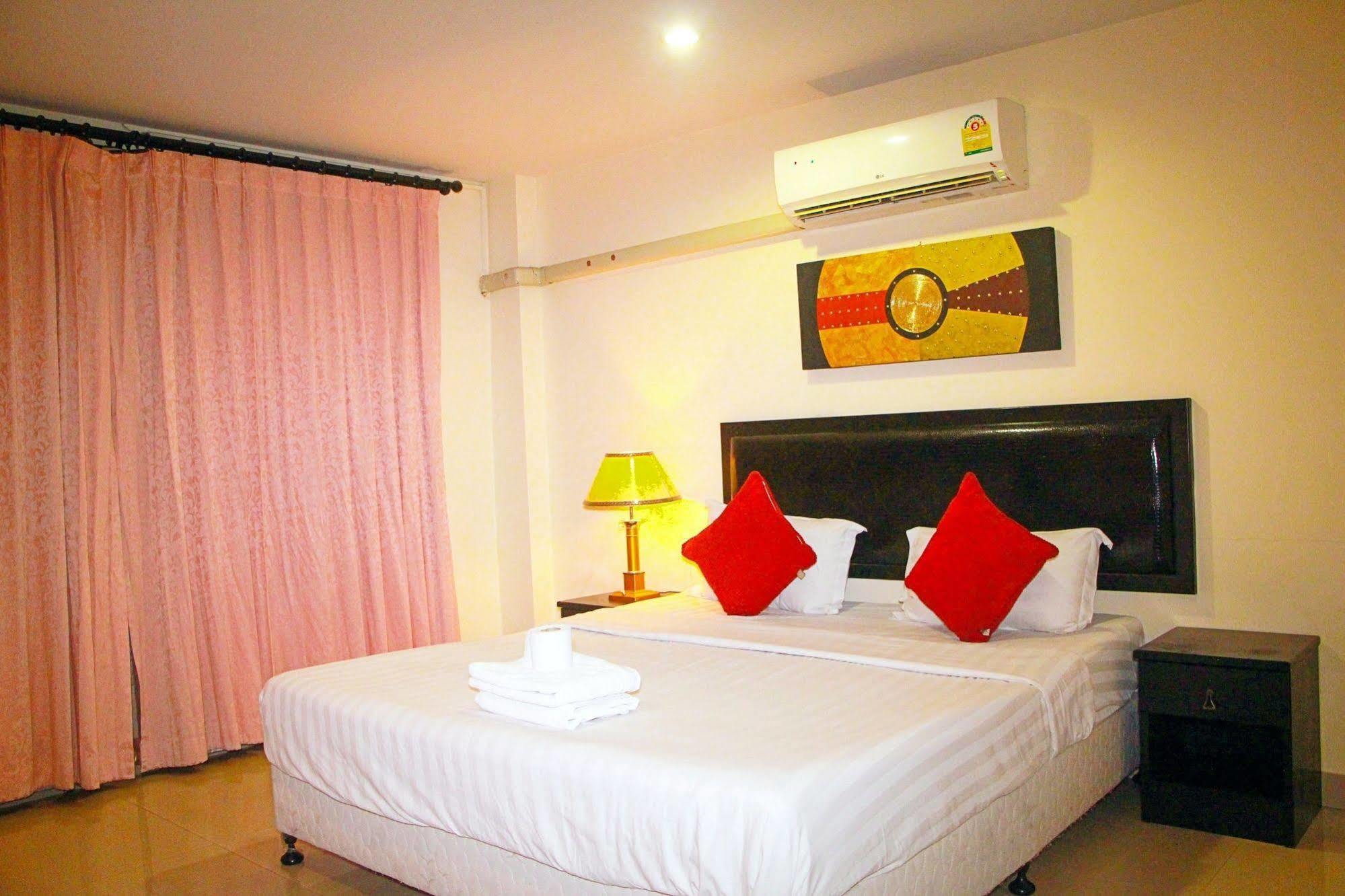 Royal Q & D Suites Pattaya Exterior foto