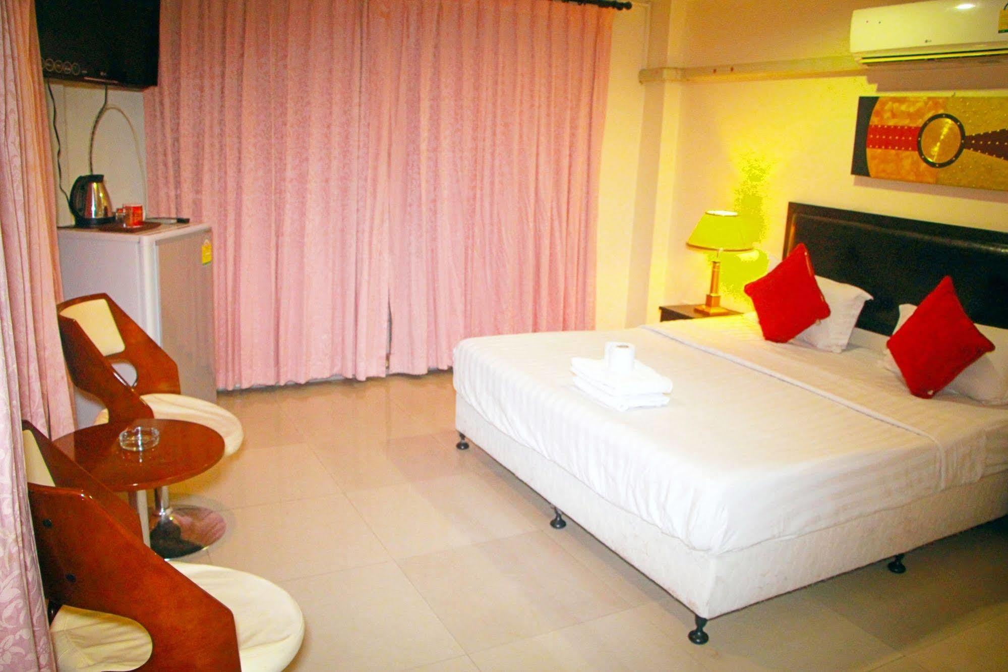 Royal Q & D Suites Pattaya Exterior foto