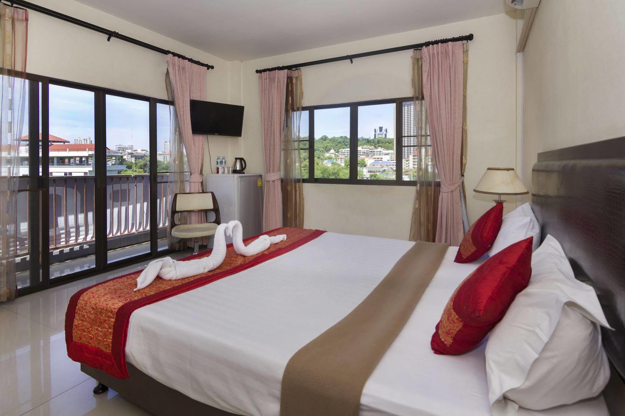 Royal Q & D Suites Pattaya Exterior foto