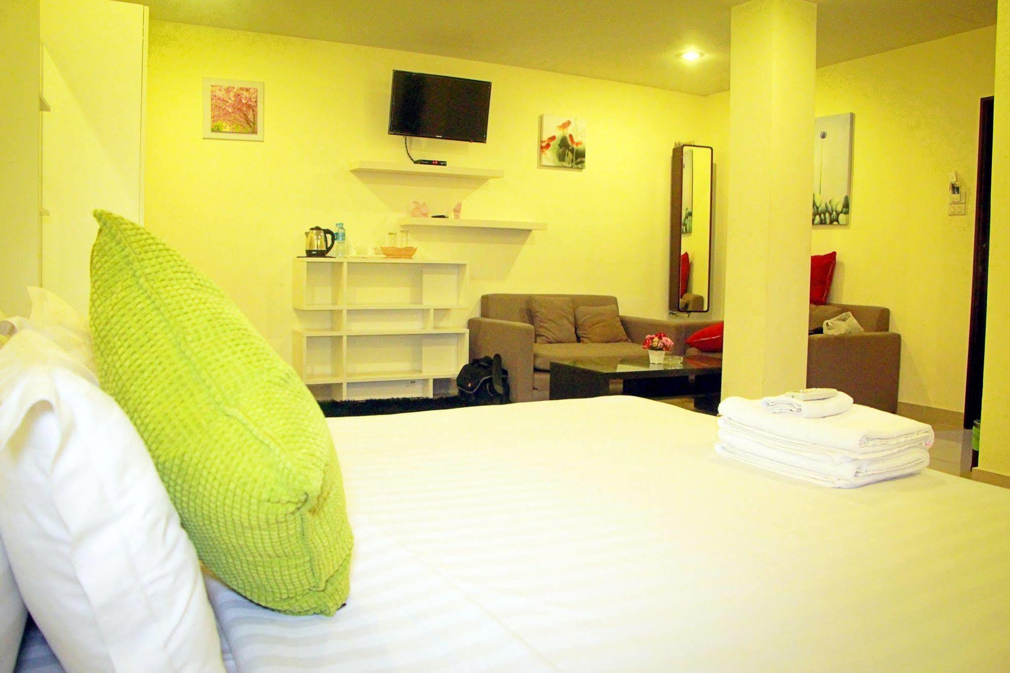 Royal Q & D Suites Pattaya Exterior foto